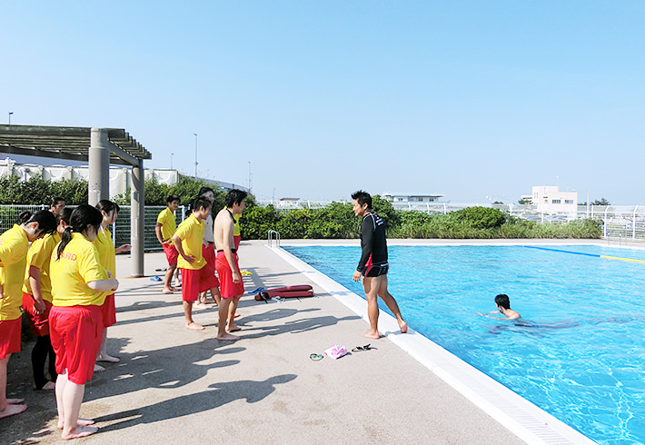 プール監視員 救助法